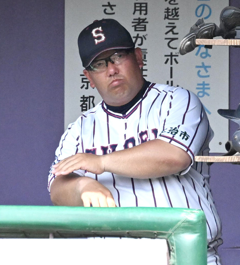 京都翔英対京都国際　ナインにサインを出す京都翔英の前田雅大監督（撮影・石井愛子）