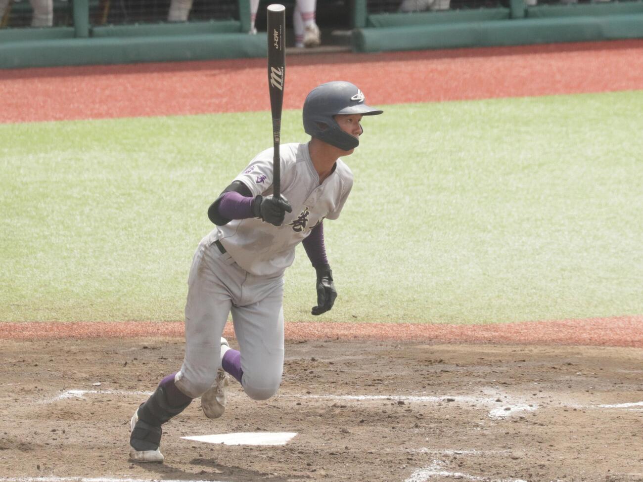 一関学院対花巻東　3回2死一三塁、右適時打を放つ花巻東・萬谷堅心投手（撮影・高橋香奈）