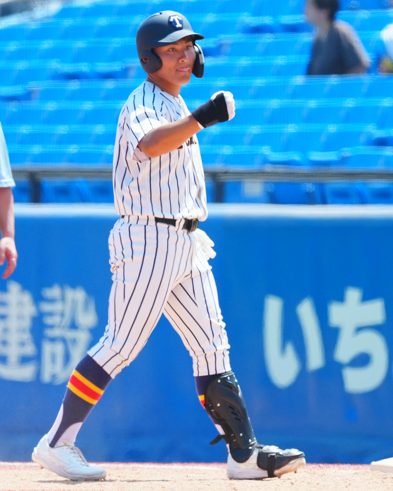 郁文館対帝京　4回裏帝京2死満塁、適時打を放ちガッツポーズする蔦原悠太（撮影・垰建太）