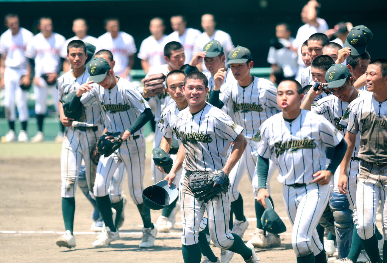 鶴岡東対日大山形　決勝進出を決め、笑顔でスタンドあいさつに向かう鶴岡東の選手ら（撮影・木村有優)
