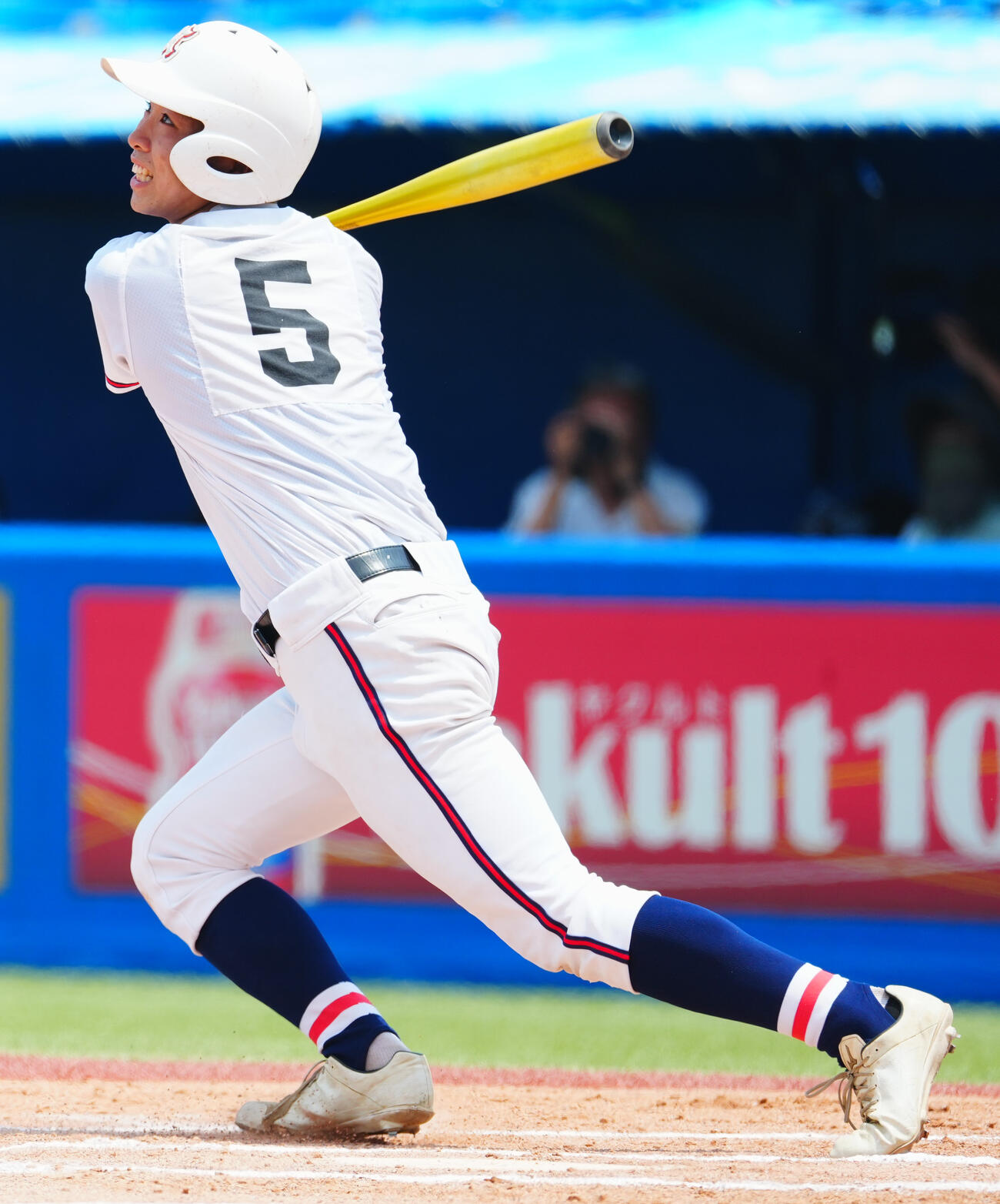 東亜学園対目黒日大　1回裏目黒日大1死一、二塁、中前打を放つ高橋駿太（撮影・垰建太）