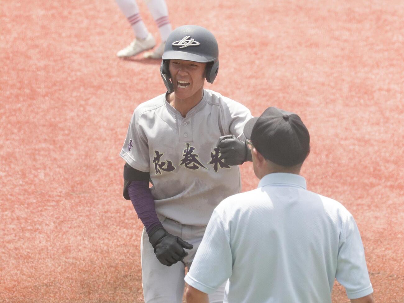 一関学院対花巻東　3回、適時打を放ちガッツポーズをみせる花巻東・萬谷堅心投手（撮影・高橋香奈）