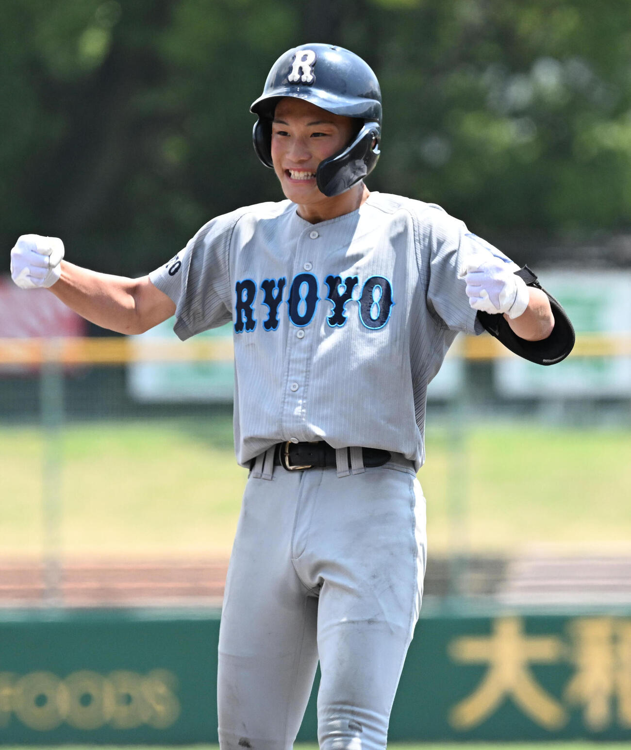 東山対京都両洋　4回裏京都両洋無死満塁　滝井雅楽は左適時打を放つ（撮影・石井愛子）