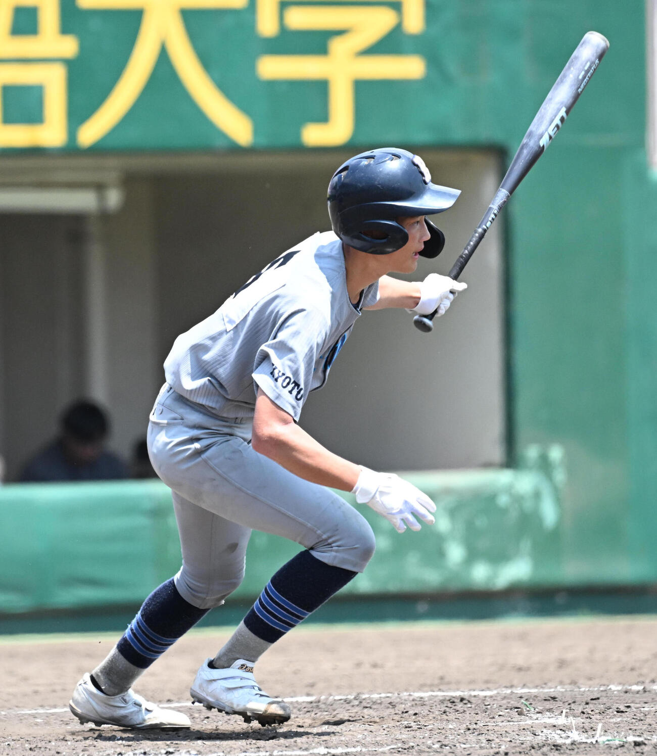 東山対京都両洋　4回裏京都両洋無死満塁　滝井雅楽は左適時打を放つ（撮影・石井愛子）