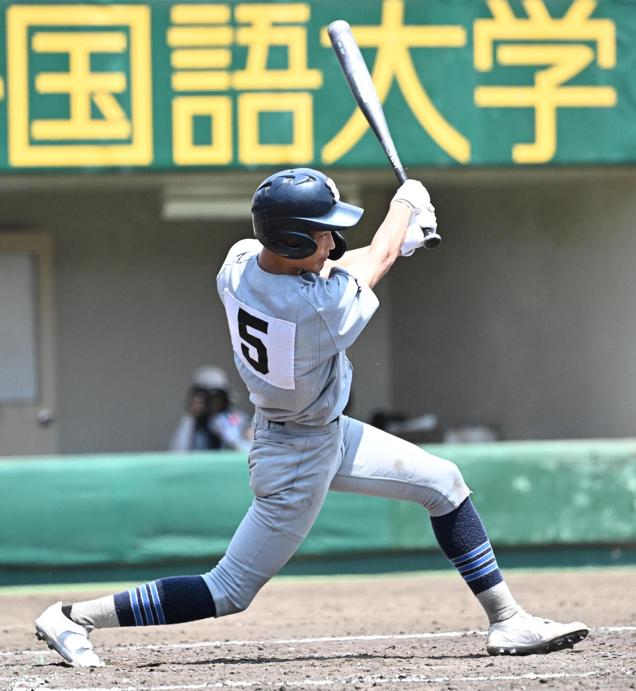 東山対京都両洋　4回裏京都両洋無死満塁　滝井雅楽は左適時打を放つ（撮影・石井愛子）