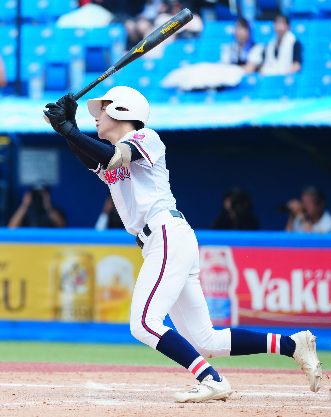 東亜学園対目黒日大　3回裏目黒日大2死一塁、適時二塁打を放つ渡辺晴羽（撮影・垰建太）