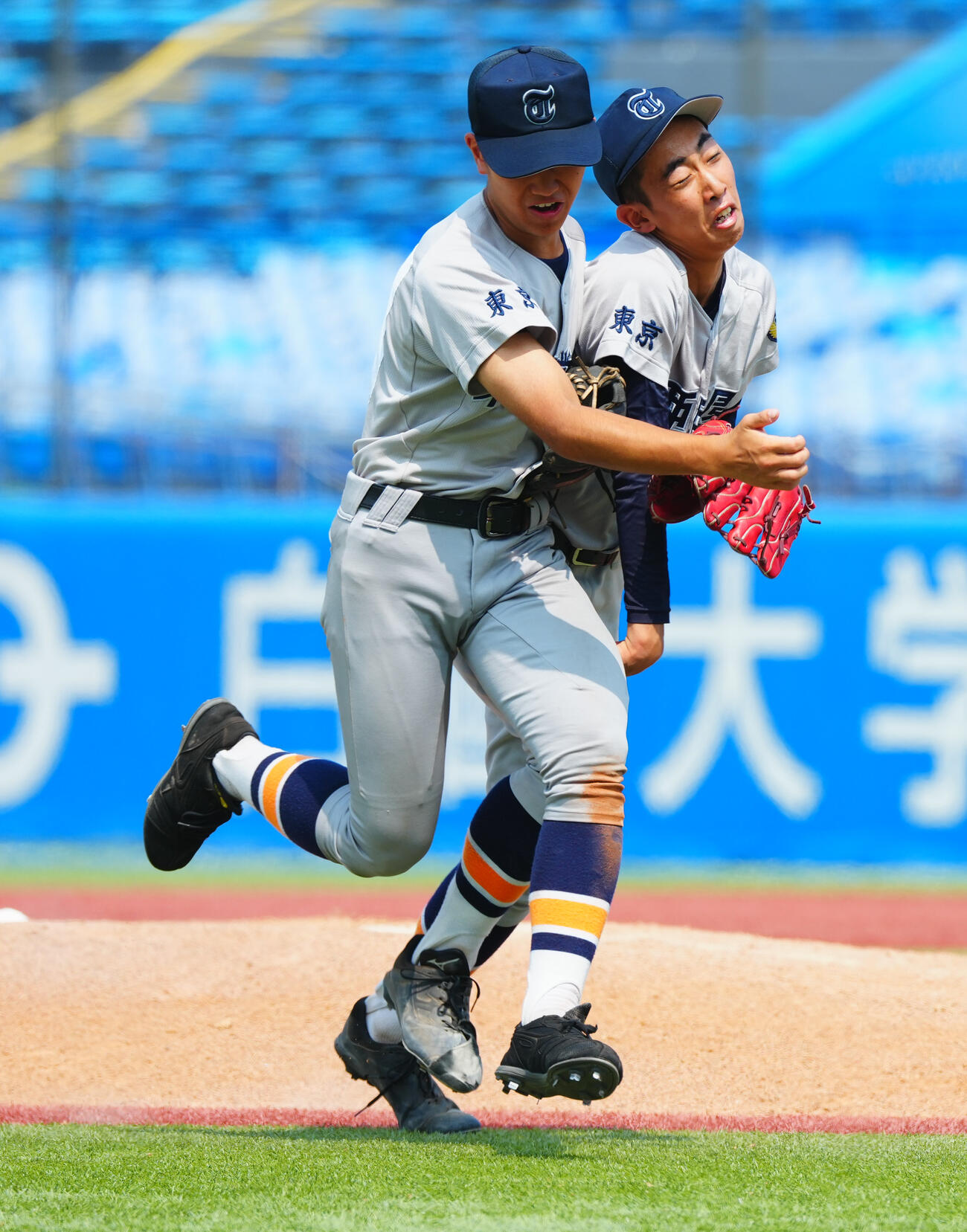東亜学園対目黒日大　6回裏目黒日大の攻撃を無失点に抑えた東亜学園の山口陽大（右）は全力でベンチに戻る途中で遊撃手中村斗駿と交錯し転倒する（撮影・垰建太）