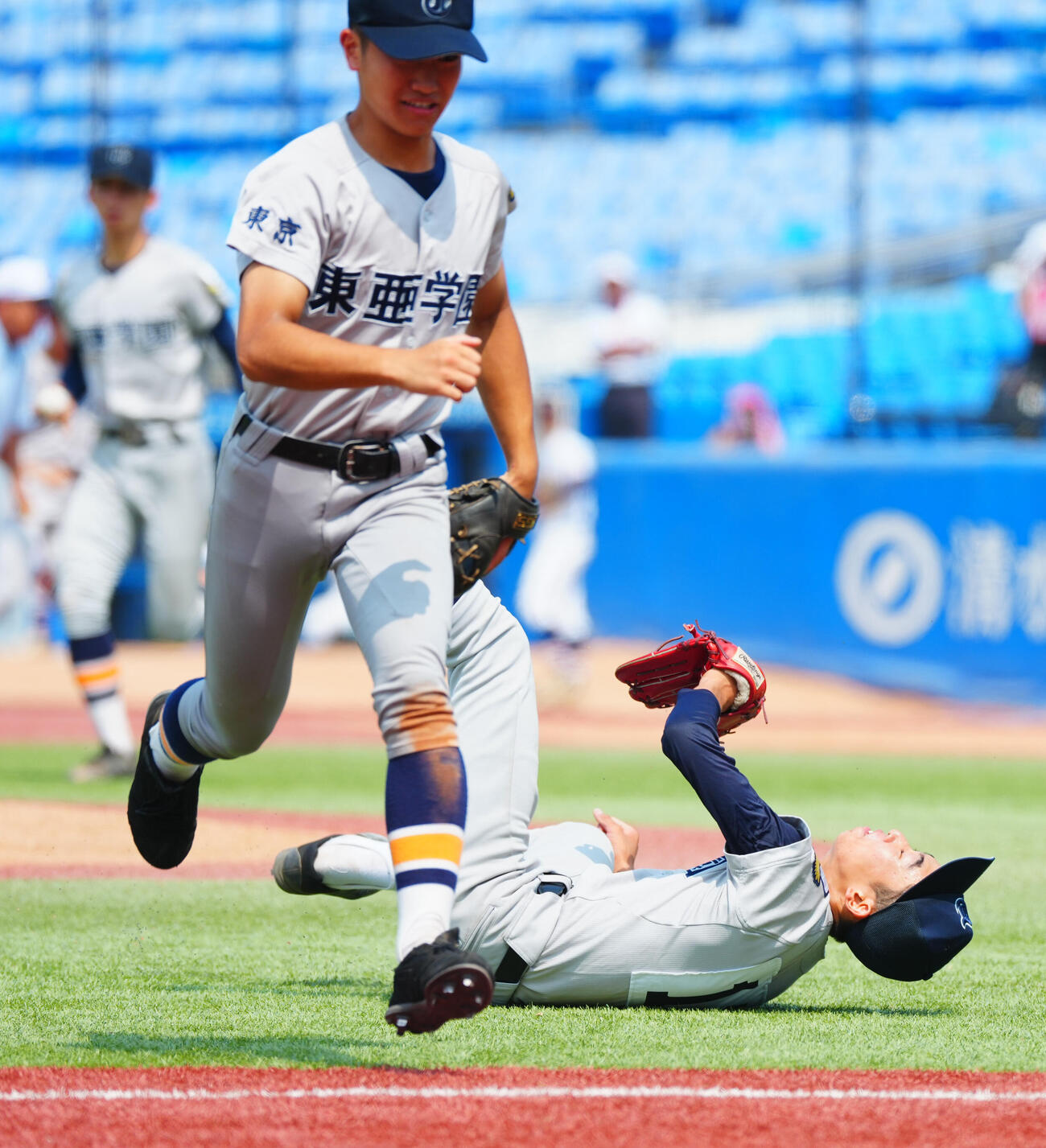 東亜学園対目黒日大　6回裏目黒日大の攻撃を無失点に抑えた東亜学園の山口陽大（右）は全力でベンチに戻る途中で遊撃手中村斗駿と交錯し転倒する（撮影・垰建太）