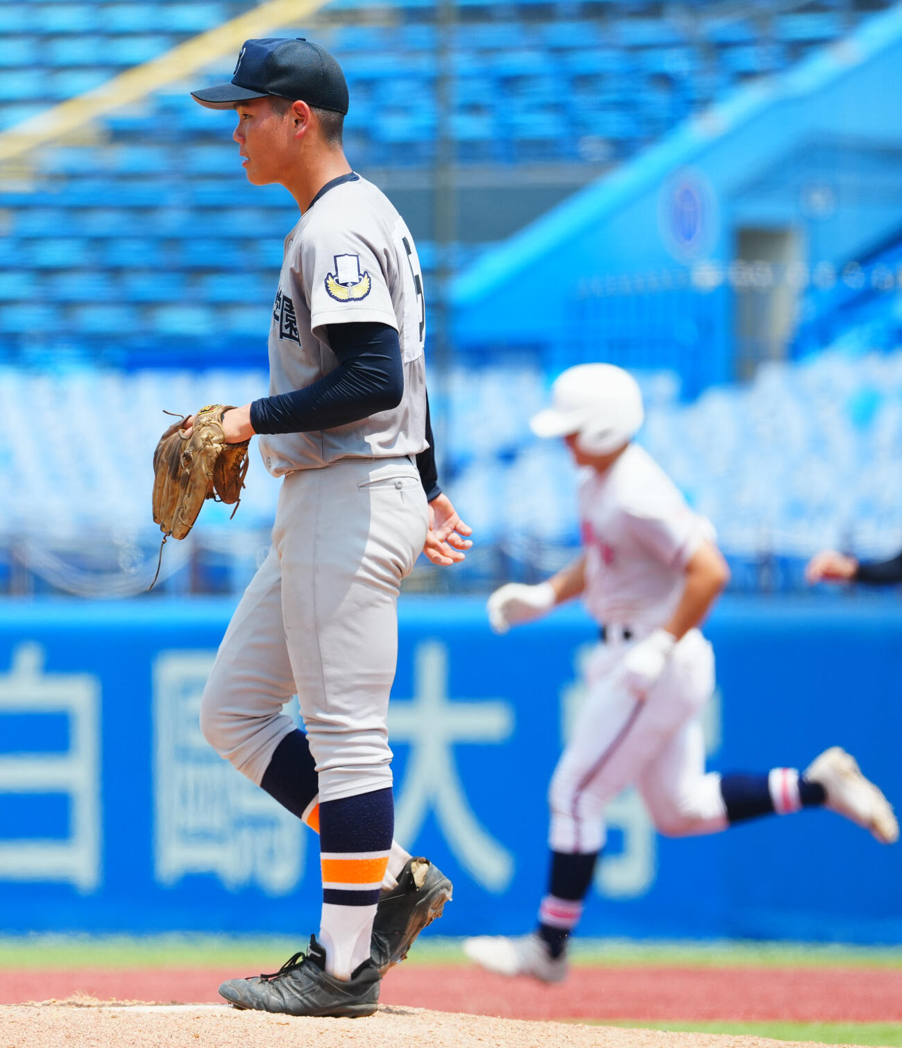 東亜学園対目黒日大　2回裏目黒日大無死、原田理玖（右）に先制本塁打を浴びた嶋貫快斗（撮影・垰建太）