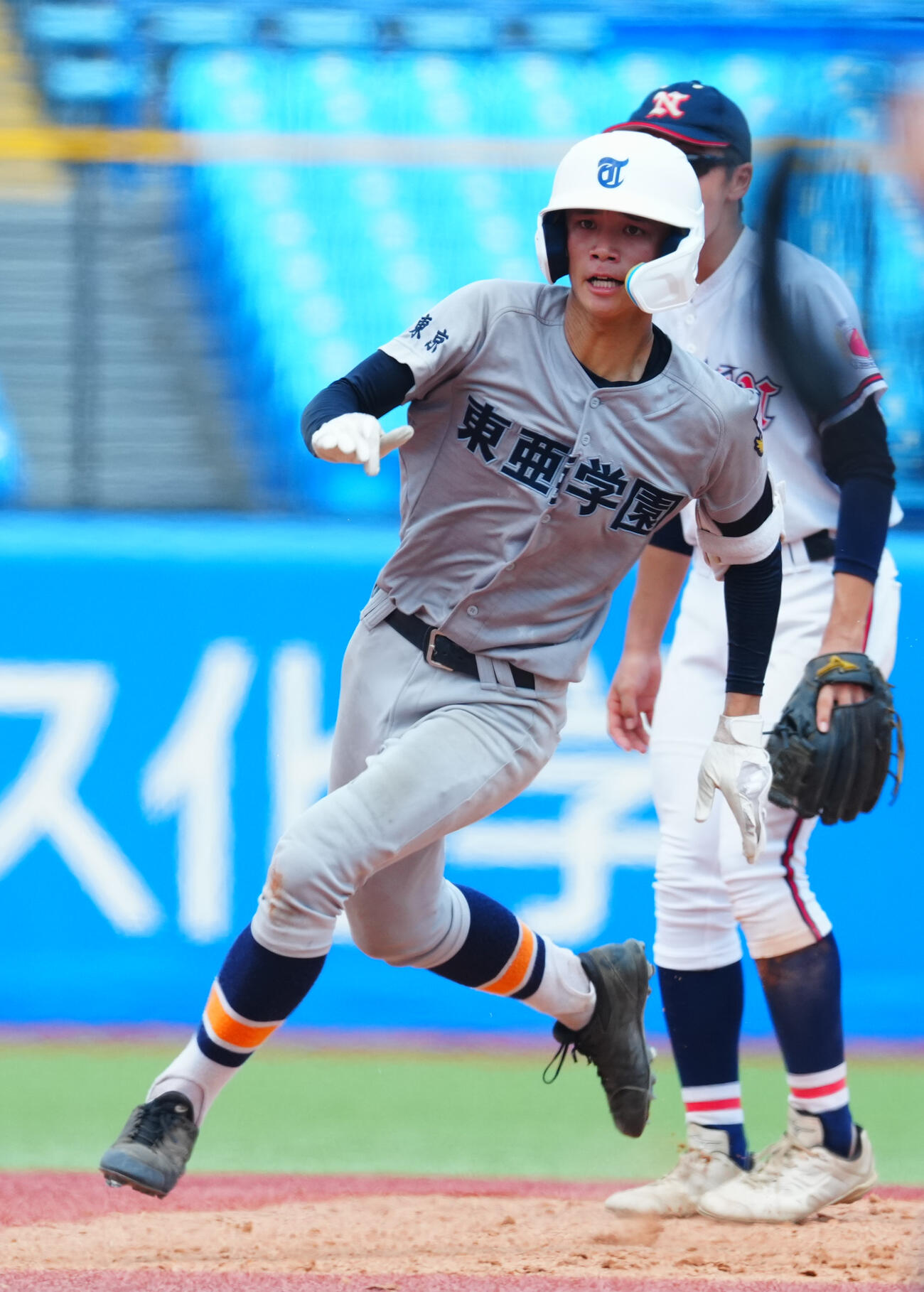 東亜学園対目黒日大　4回表東亜学園無死、三塁打で快足を飛ばす荒井哉汰（撮影・垰建太）