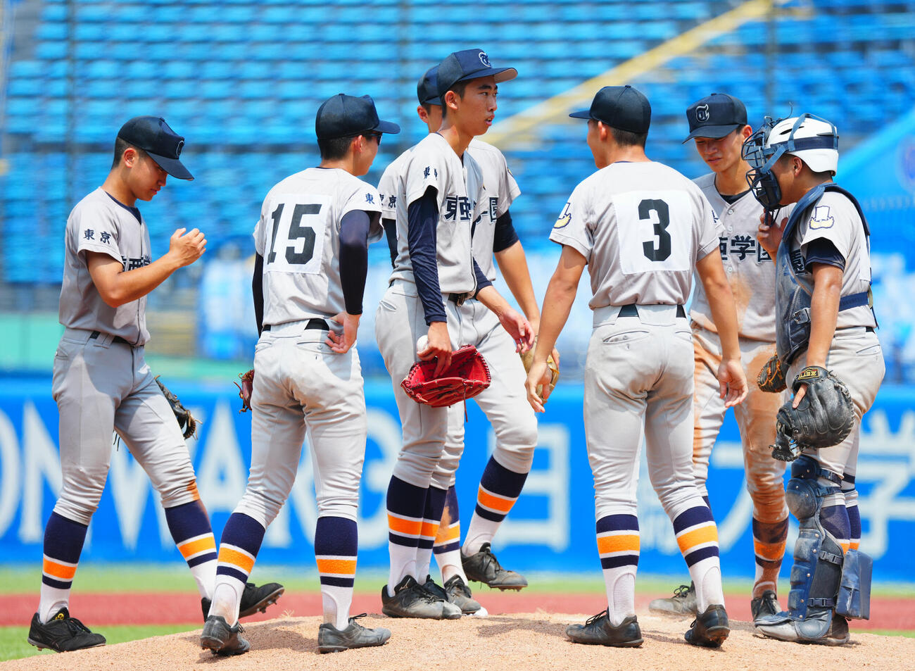 東亜学園対目黒日大　4回裏目黒日大2死二塁、適時打を許した山口陽大（中央）のもとに集まるナイン（撮影・垰建太）