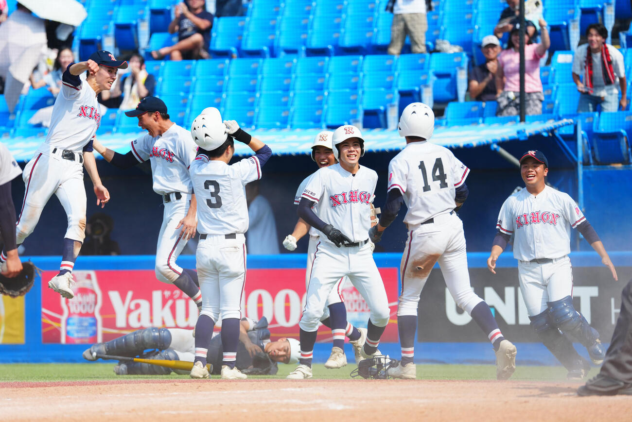東亜学園対目黒日大　延長11回裏目黒日大無死満塁、捕逸の隙に宇田川碧生（14番）がサヨナラの生還を果たし喜ぶ歓喜のナイン（撮影・垰建太）