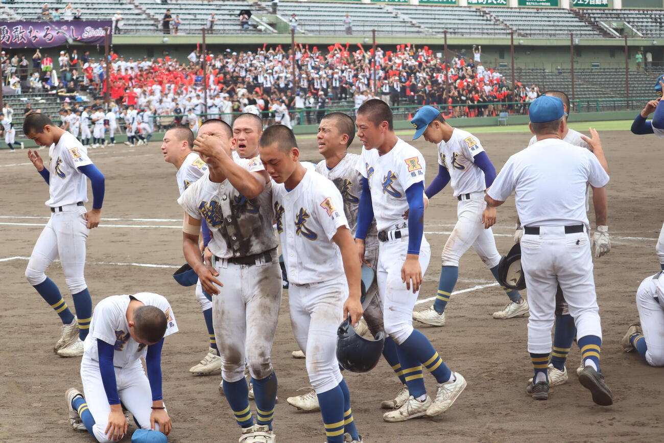 東日本国際大昌平対聖光学院　準決勝敗退にうなだれる聖光学院ナイン