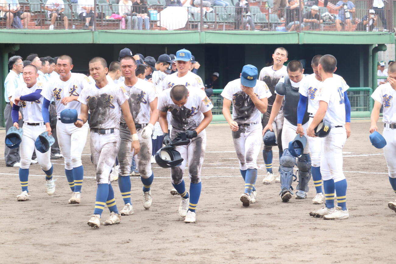 東日本国際大昌平対聖光学院　準決勝敗退にうなだれる聖光学院ナイン