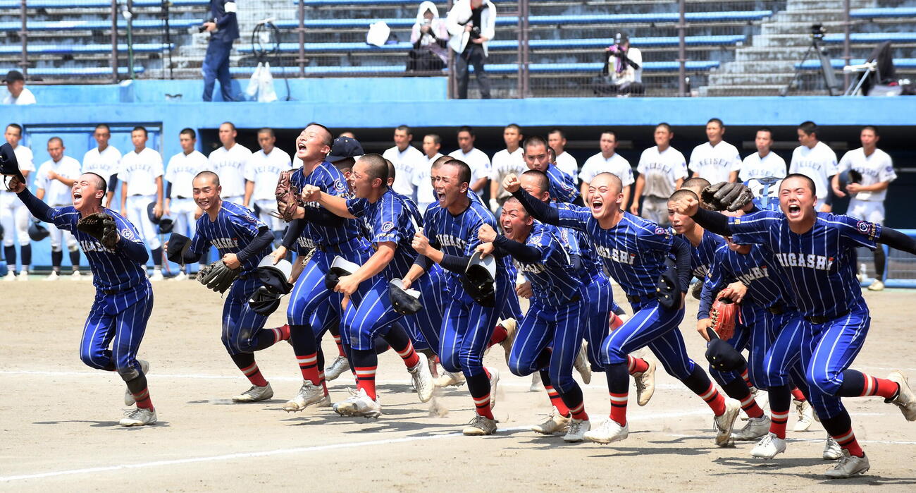 藤枝明誠対磐田東　準決勝進出を決め、応援席に向かってダッシュする磐田東の選手たち（撮影・前田和哉）