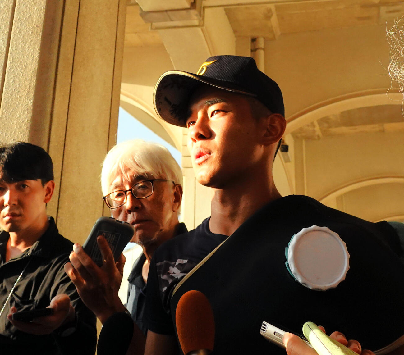 試合後、目を潤ませて報道陣の取材に答える高岡第一の前田（朝日新聞）