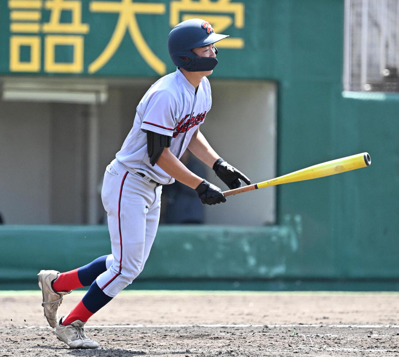 京都翔英対京都国際　5回裏京都国際2死三塁、藤本玄岐は三飛を放つ（撮影・石井愛子）