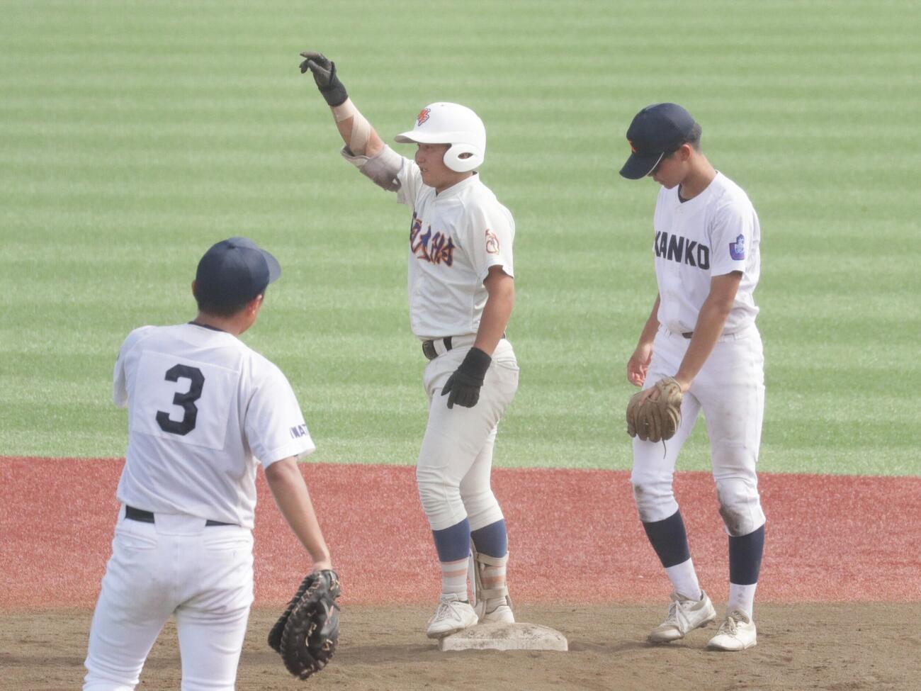 一関一対盛岡大付　7回、4安打目を放ちベンチにパフォーマンスする盛岡大付・鈴木優誠内野手（撮影・高橋香奈）
