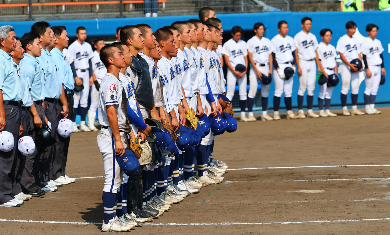 水戸商対霞ケ浦　決勝進出を決め校歌を斉唱する霞ケ浦の選手たち（撮影・野上伸悟）