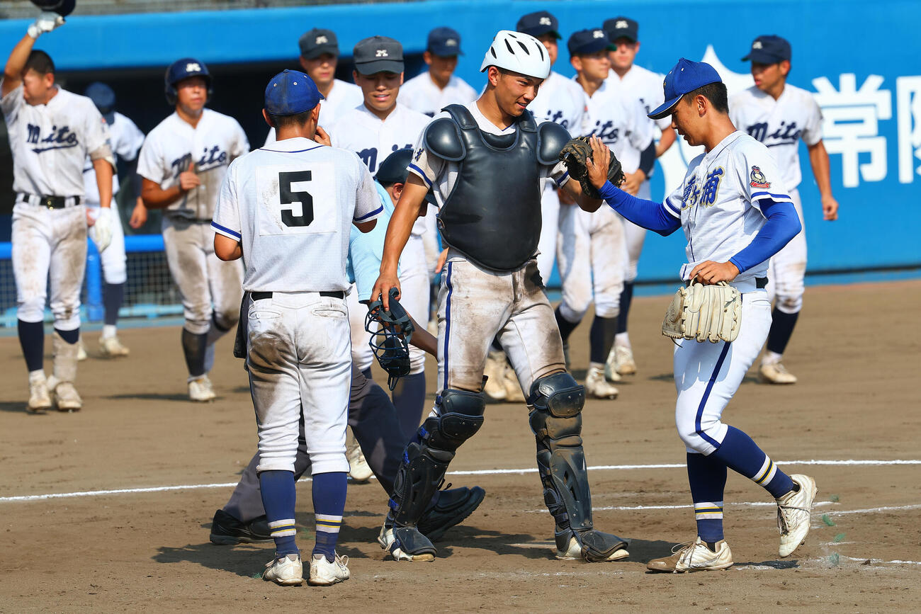 水戸商対霞ケ浦　決勝進出を決め喜びあう霞ケ浦・佐藤大亜（捕手（左）と稲山幸汰（撮影・野上伸悟）