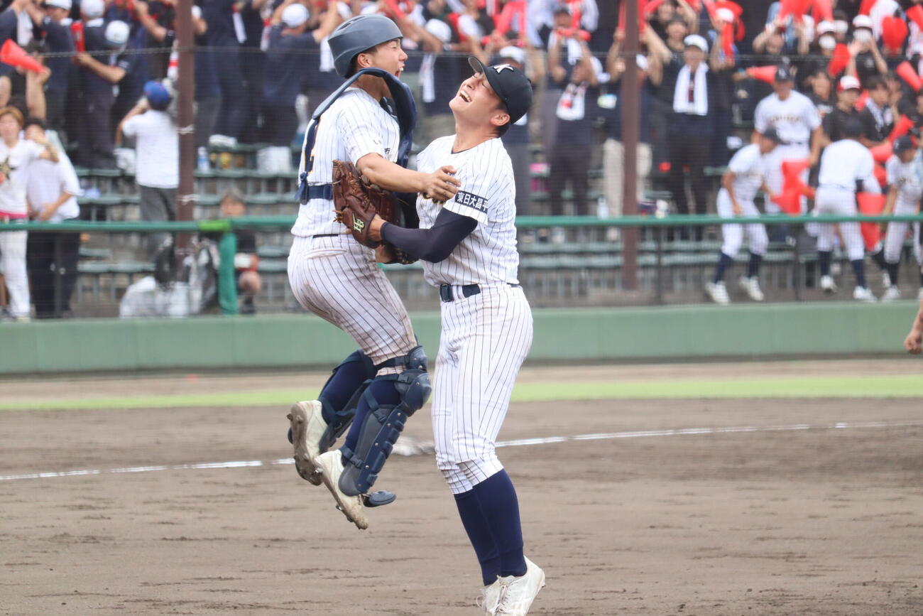 東日本国際大昌平対聖光学院　聖光学院を倒し、抱き合って喜ぶ東日本国際大昌平の照沼投手と小内捕手