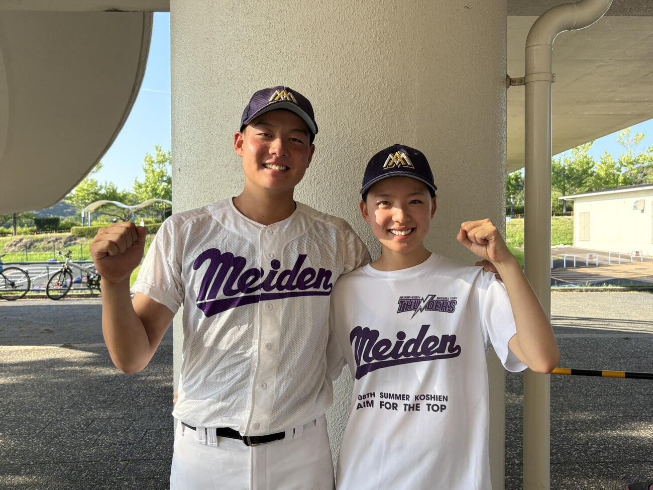 姉弟で肩を組みガッツポーズをする愛工大名電・口田愛翔（左）と選手兼マネジャーの口田美羽（撮影・山本佳央）