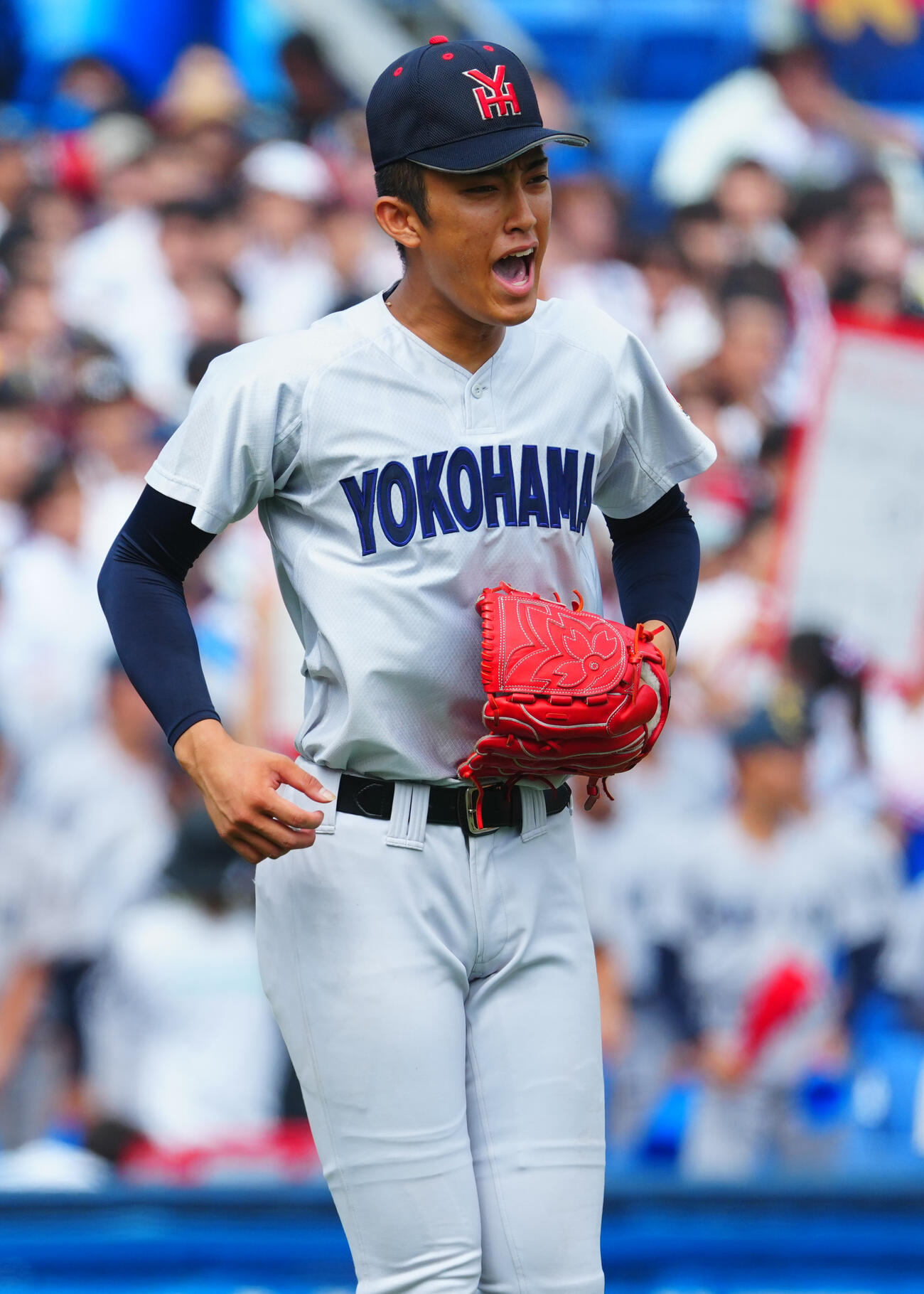 慶応対横浜　1回表慶応の攻撃を無失点に抑え雄たけびをあげる横浜先発の織田翔希（撮影・垰建太）