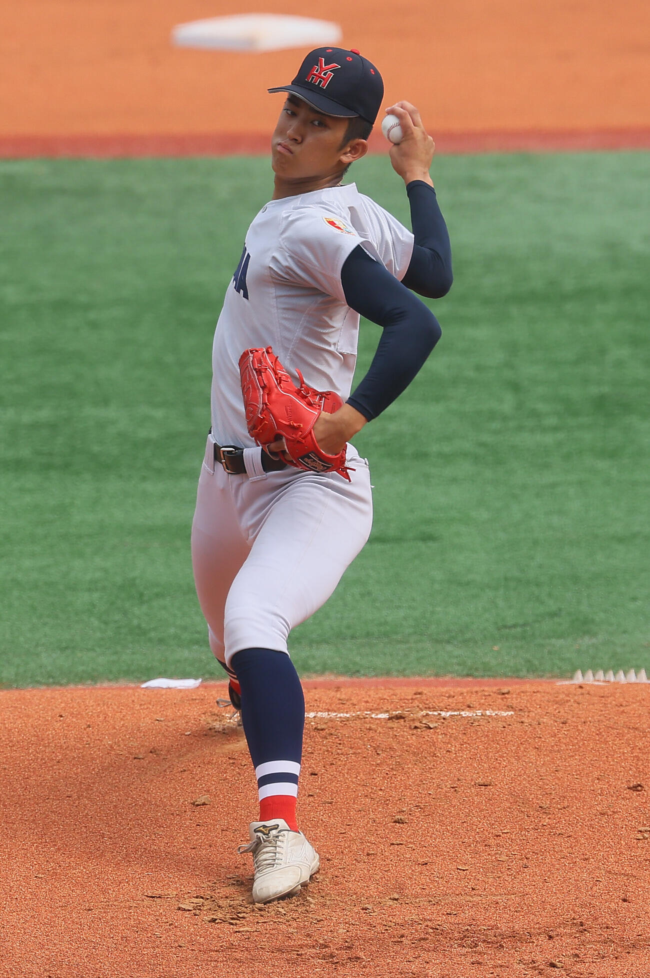 慶応対横浜　　力投する横浜先発の織田翔希