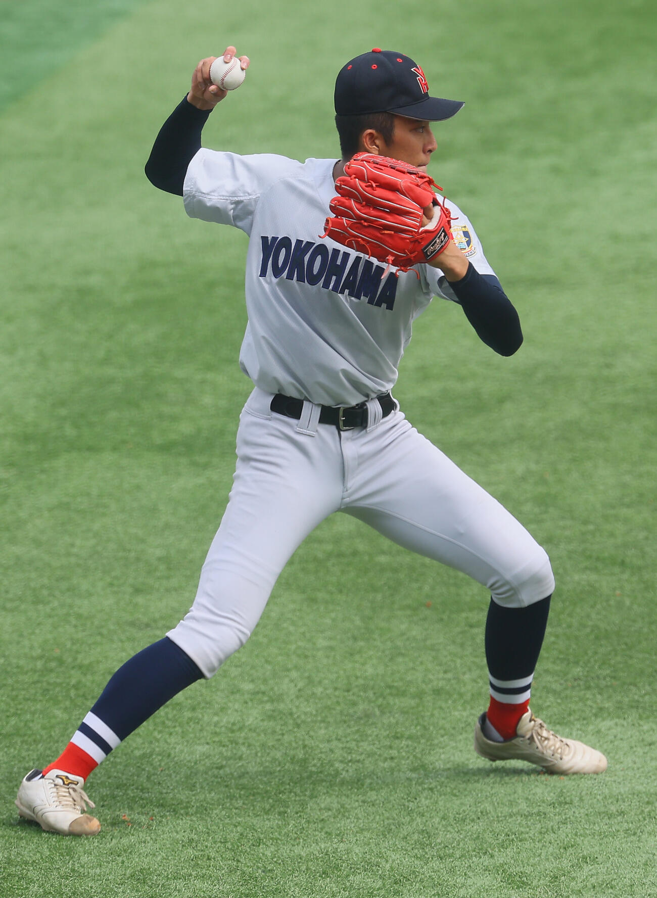 慶応対横浜　　1回表慶応2死、湯本琢心の打球を処理する織田翔希