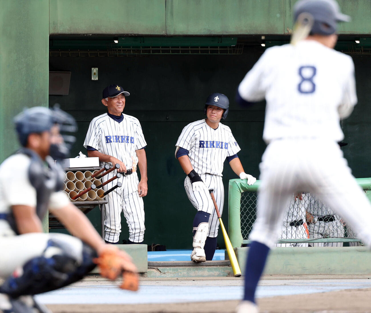 浦和学院対立教新座　1回裏　立教新座の攻撃中、ベンチで笑みを浮かべる黒須清人監督（左）（撮影・浅見桂子）
