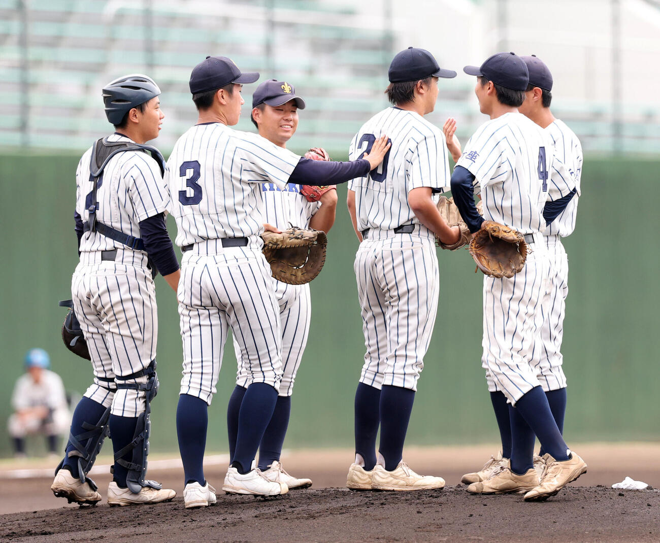 浦和学院対立教新座　1回表浦和学院無死満塁、ピンチを招きナインから背中をたたかれる中川勇有誠（中央9（撮影・浅見桂子）