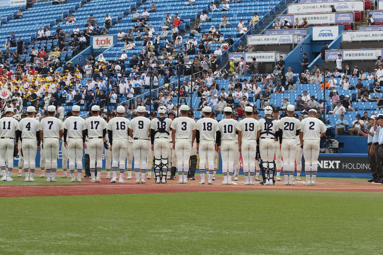創価対日大三　試合前、整列する両校の選手たち