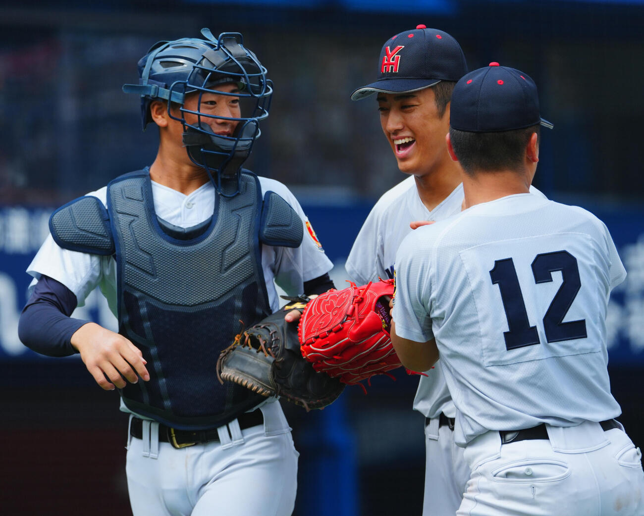 慶応対横浜　1回表慶応の攻撃を無失点に抑え笑顔を見せる横浜先発の織田翔希（中央）（撮影・垰建太）