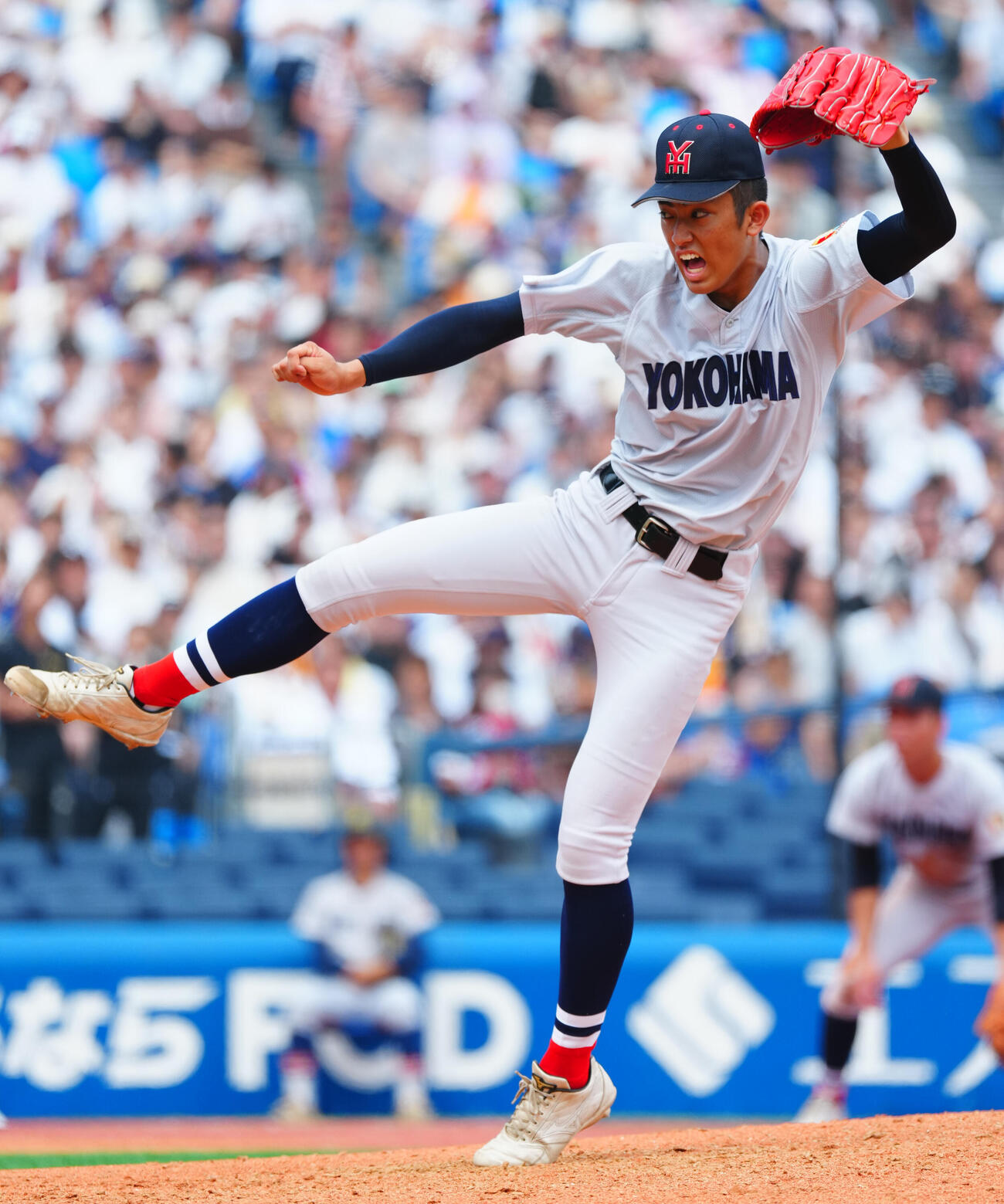 慶応対横浜　5回表、表情を歪ませながら力投する横浜・織田翔希（撮影・垰建太）