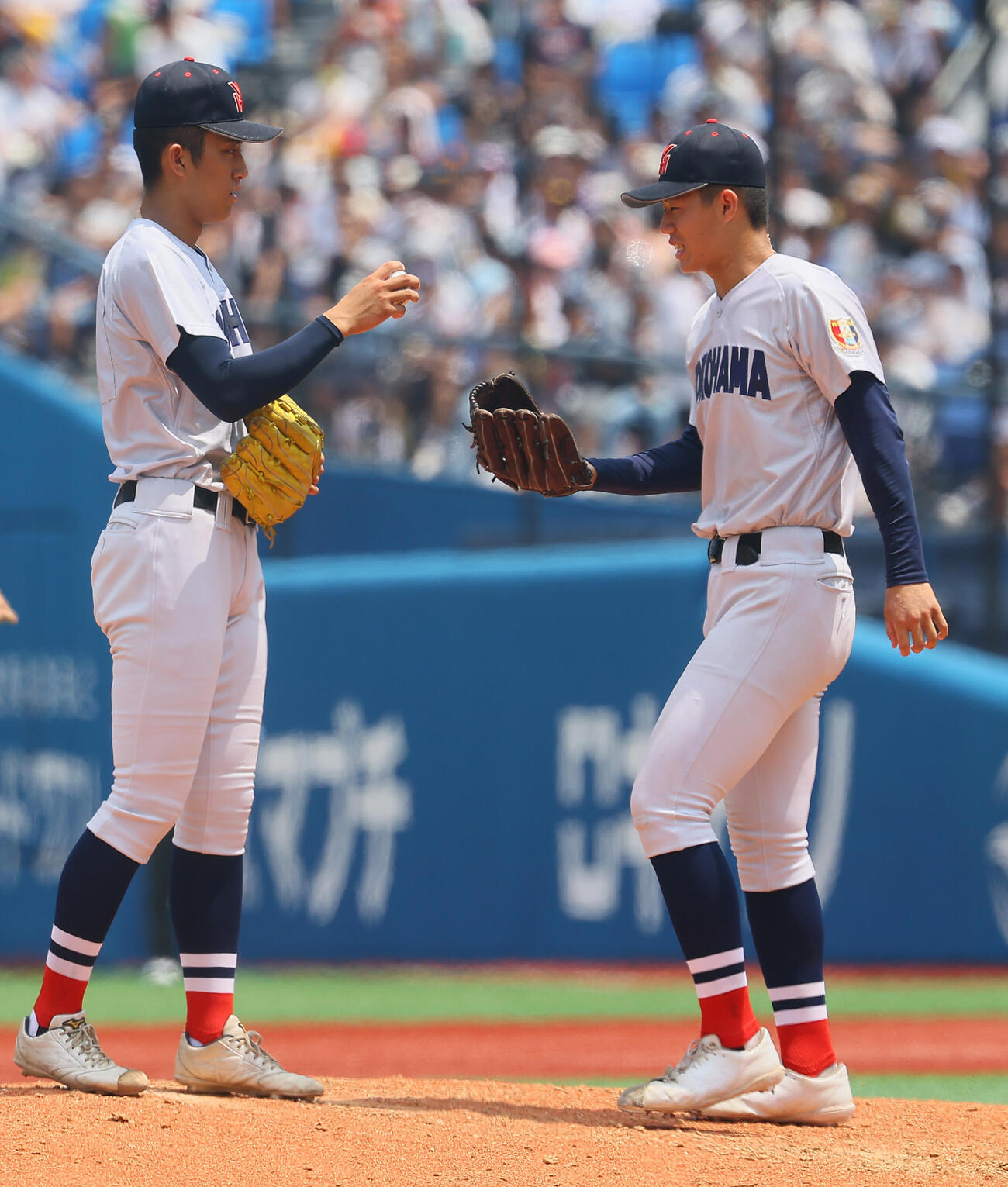 慶応対横浜　7回表慶応無死、小林鉄三郎（右）と投手交代を試みる織田翔希だったが認められず続投