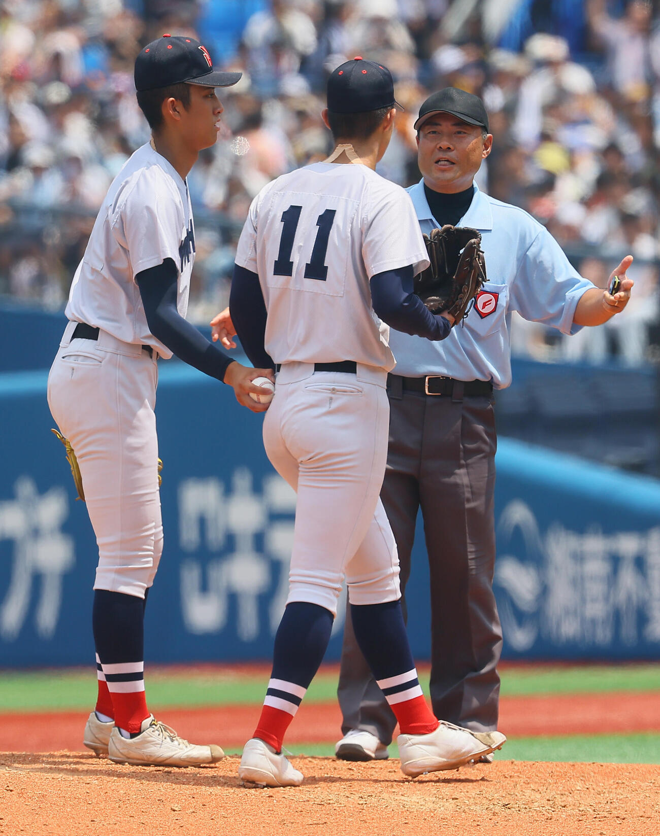 慶応対横浜　7回表慶応無死、小林鉄三郎（右）と投手交代を試みる織田翔希だったが認められず続投