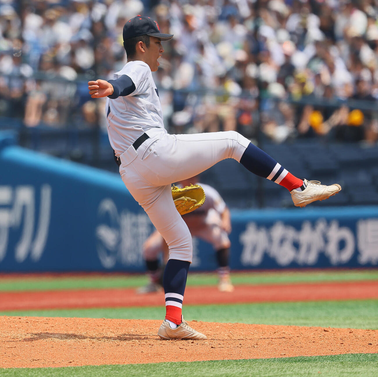 慶応対横浜　7回表慶応無死、足を気にしながら投球する織田翔希