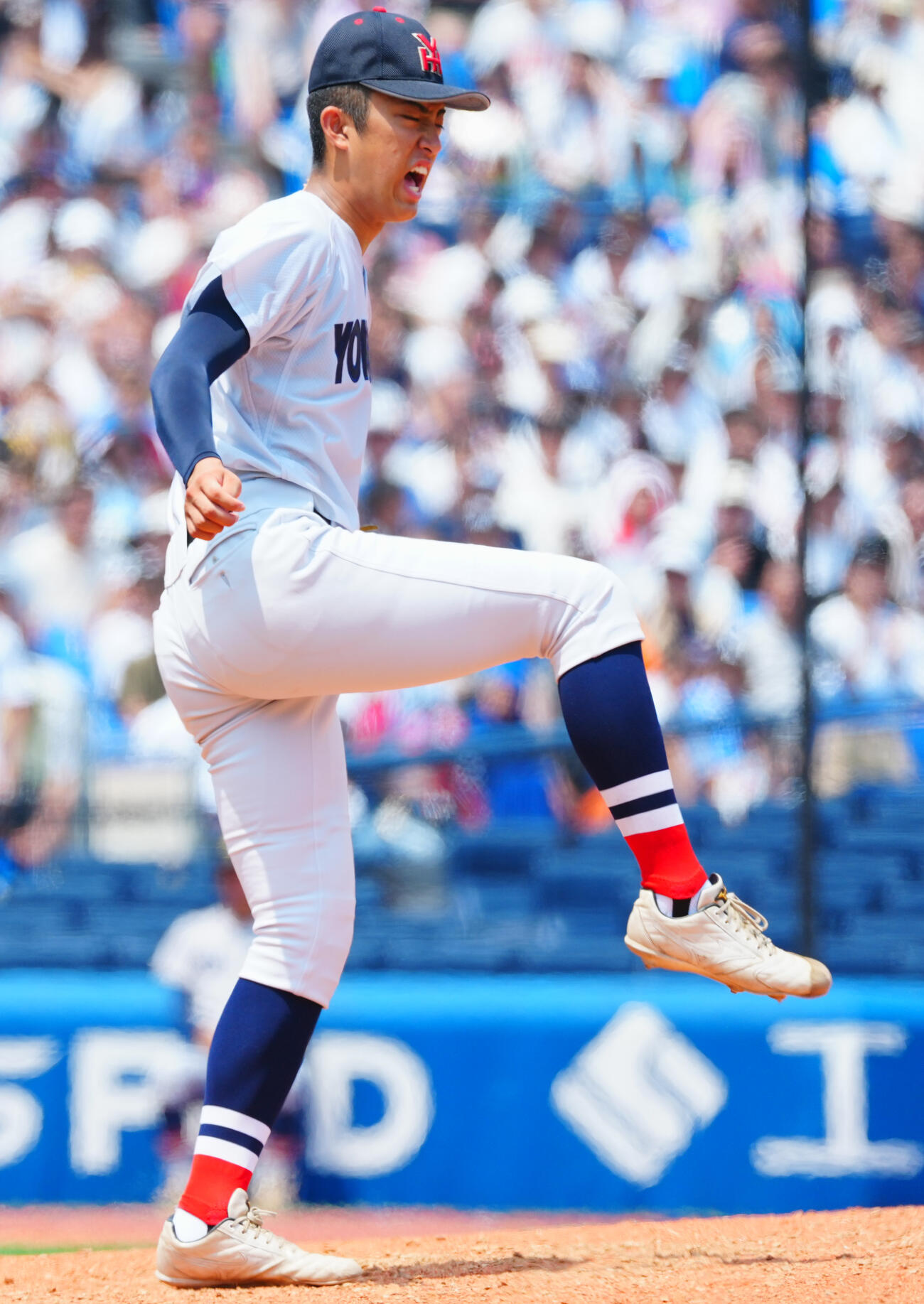 慶応対横浜　7回表慶応無死、投球後に表情をゆがめる織田翔希（撮影・垰建太）