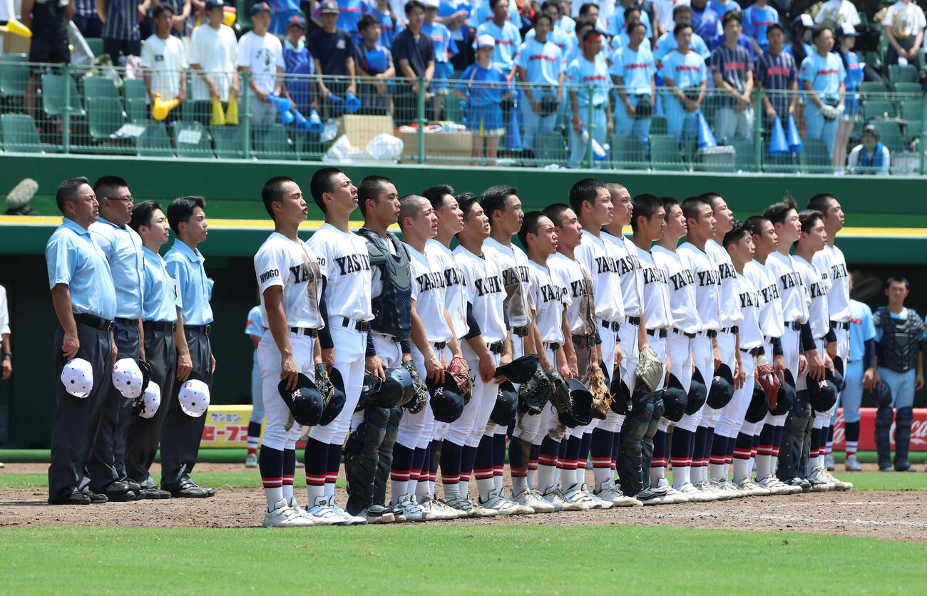 社対須磨学園　須磨学園にコールド勝ちして校歌斉唱する社ナイン（撮影・白石智彦）