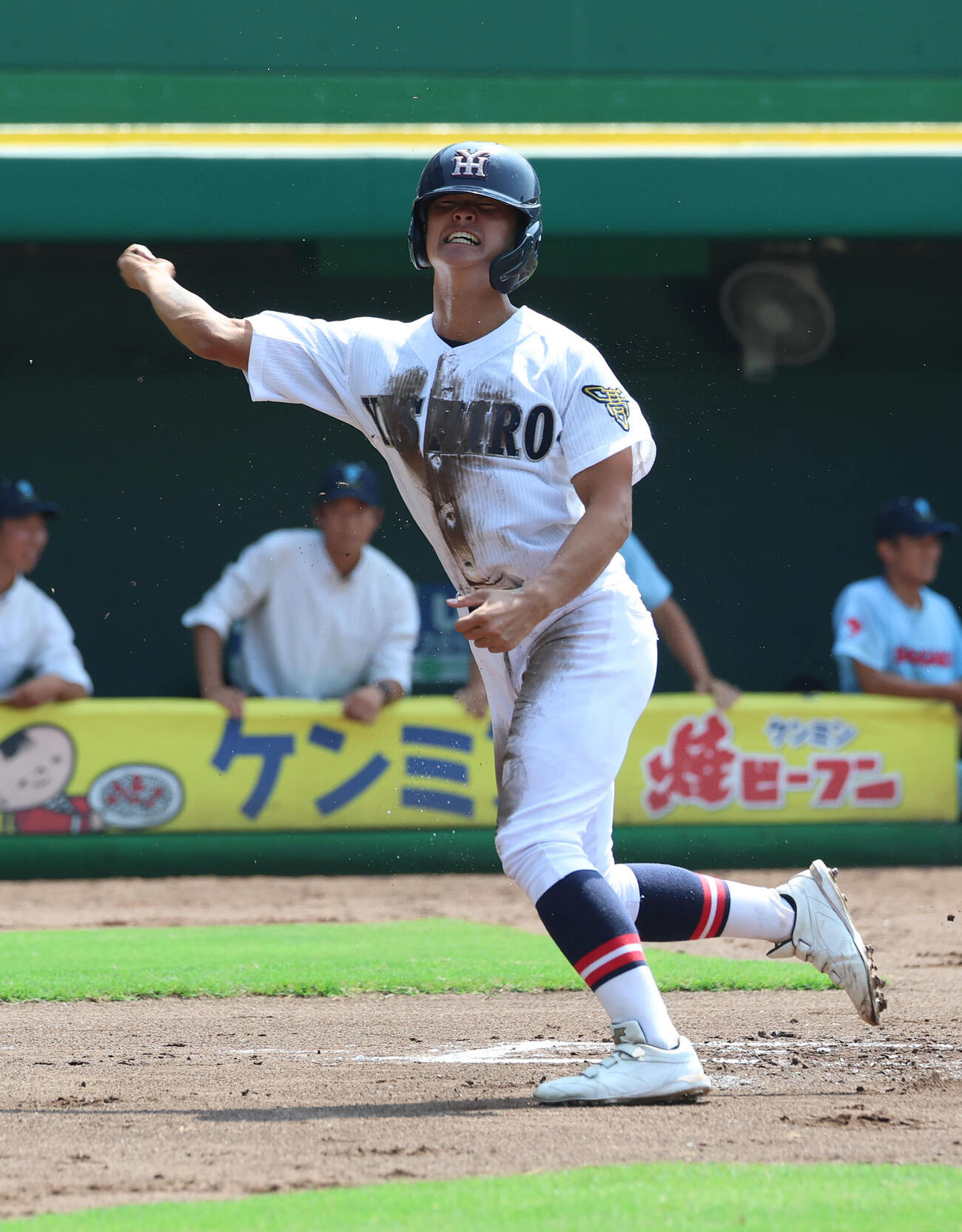 社対須磨学園　1回表社無死満塁、二走松下幸叶は遊失で生還しガッツポーズする（撮影・白石智彦）