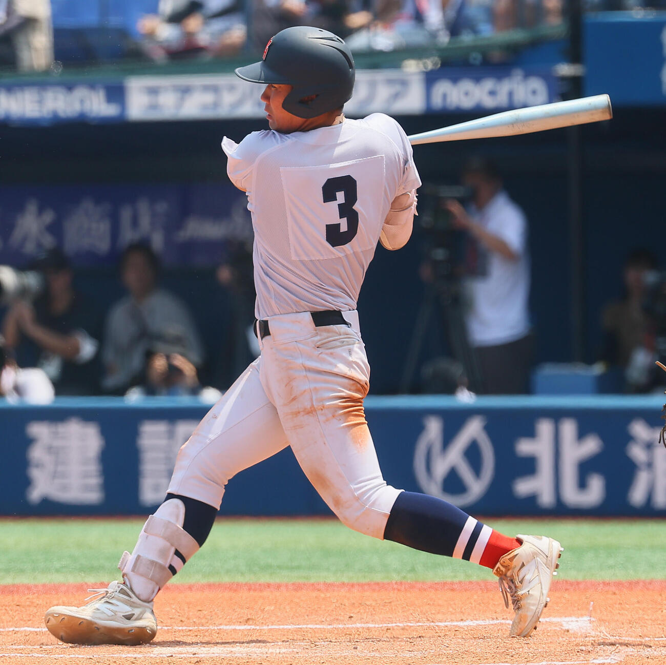 慶応対横浜　6回裏横浜1死一塁、右前打を放つ小野舜友