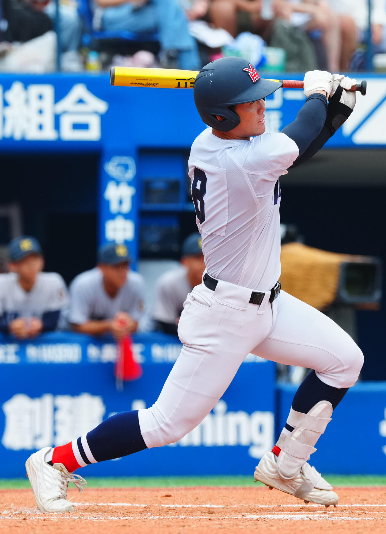 慶応対横浜　2回裏横浜1死一、二塁、先制適時二塁打を放つ江坂佳史（撮影・垰建太）