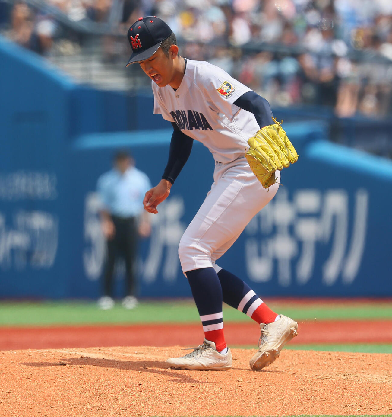 慶応対横浜　7回表慶応無死、足を痛がるそぶりを見せる織田翔希