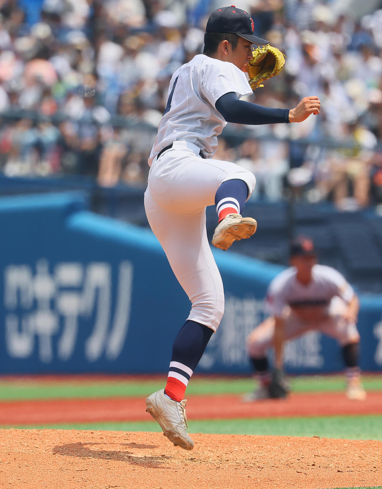 慶応対横浜　7回表慶応無死、小林鉄三郎（右）と投手交代を試みる織田翔希だったが認められず続投