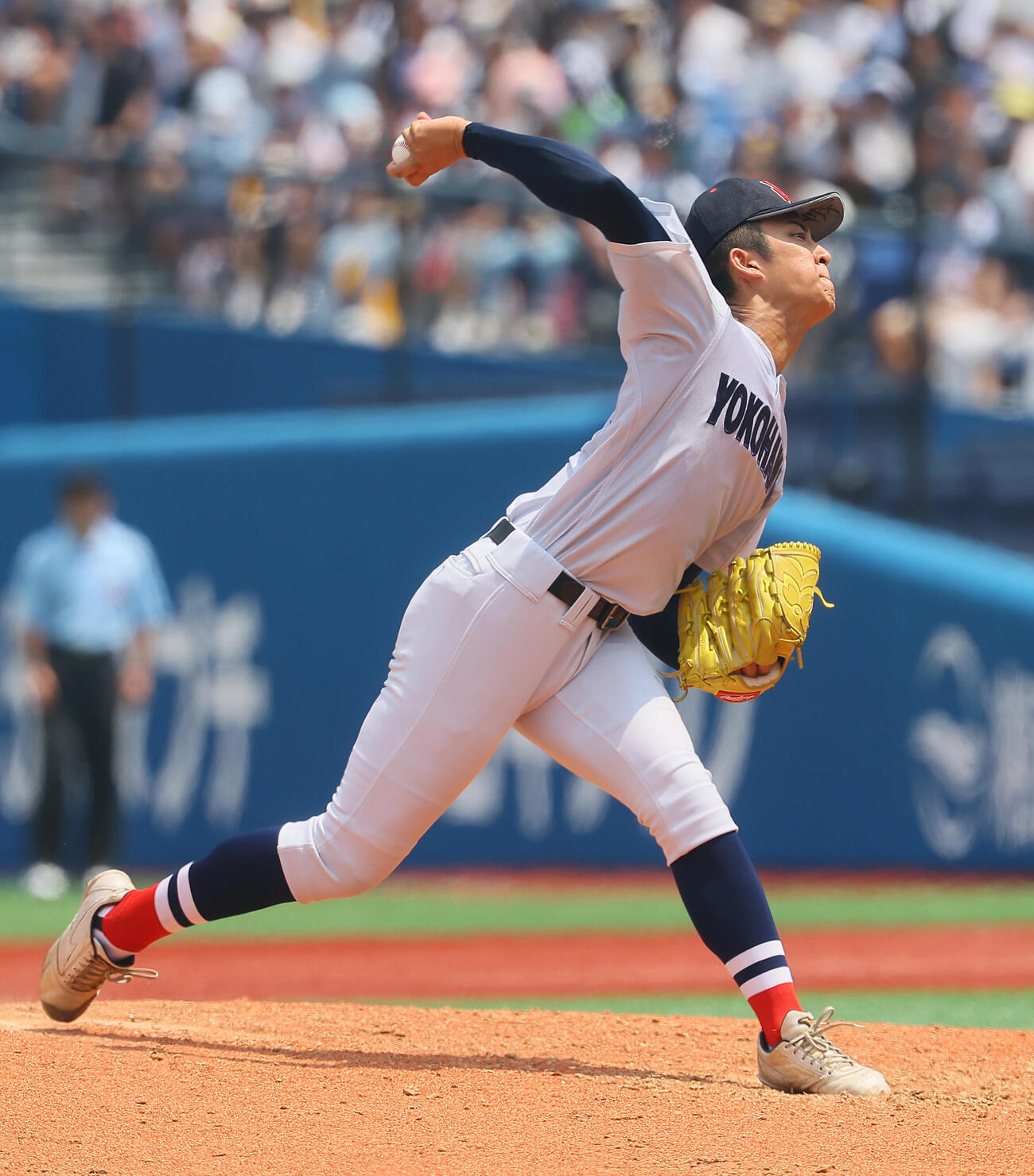 慶応対横浜　7回表慶応無死、小林鉄三郎（右）と投手交代を試みる織田翔希だったが認められず続投