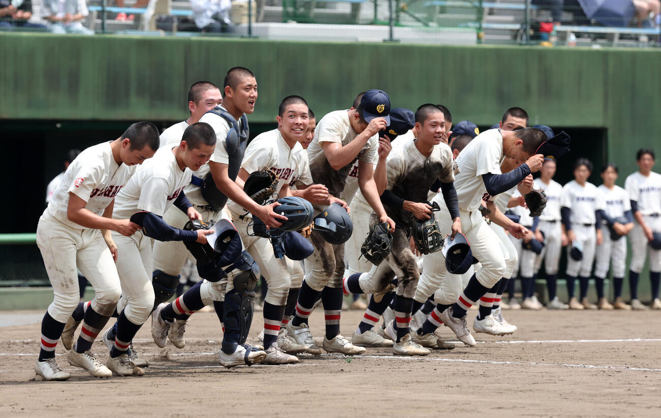 浦和学院対立教新座　決勝進出を決めスタンドに笑顔で走り出す浦和学院ナイン（撮影・浅見桂子）