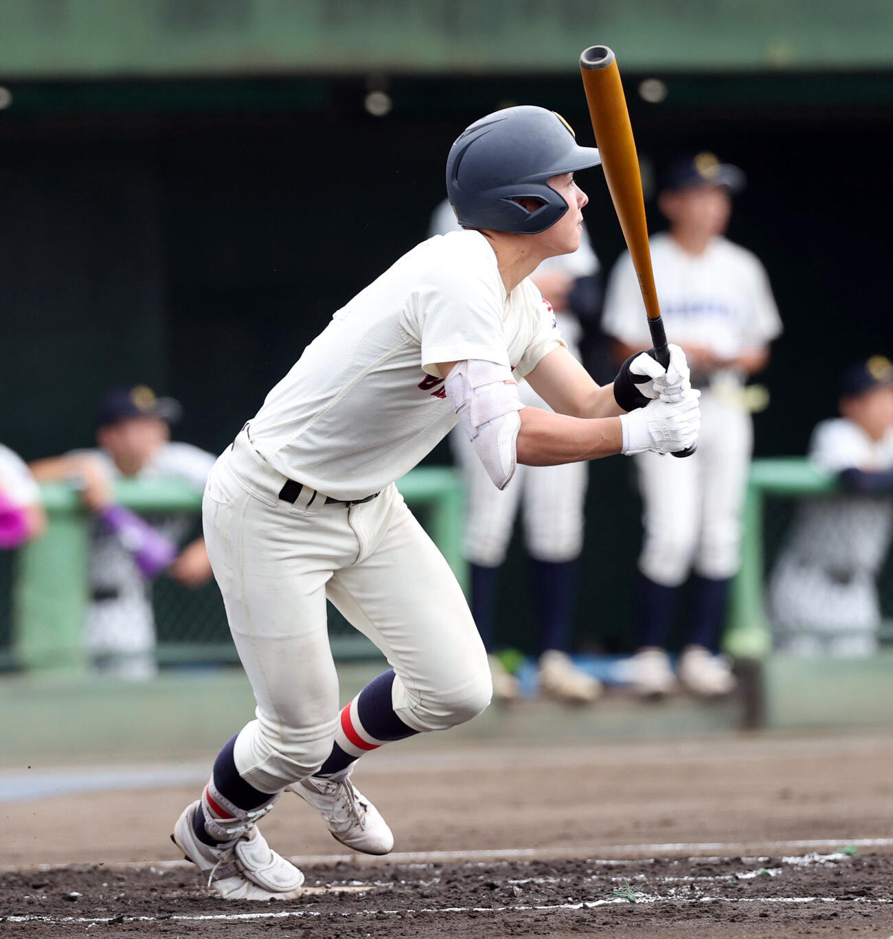 浦和学院対立教新座　1回表浦和学院1死一、三塁、法量章太郎は犠飛を放つ（撮影・浅見桂子）
