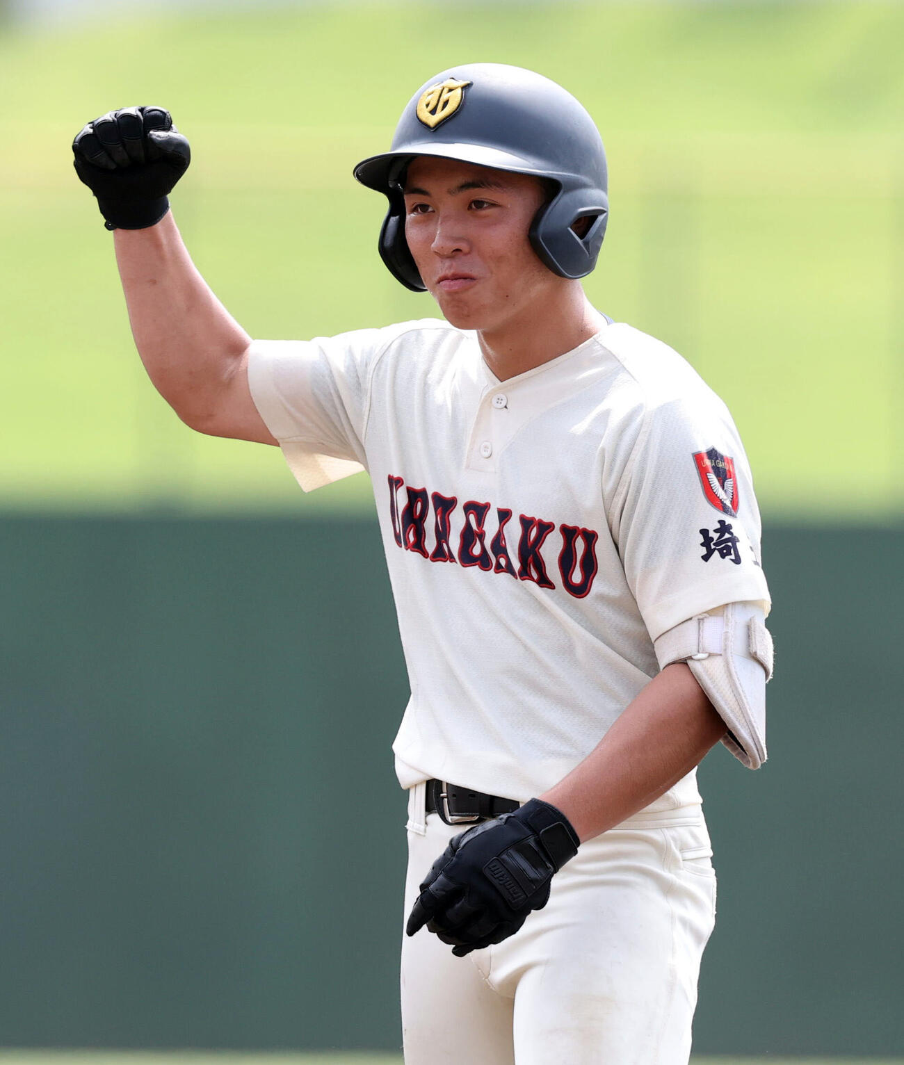 浦和学院対立教新座　3回表浦和学院1死一、二塁、松井蒼斗は適時打を放ちガッツポーズ（撮影・浅見桂子）
