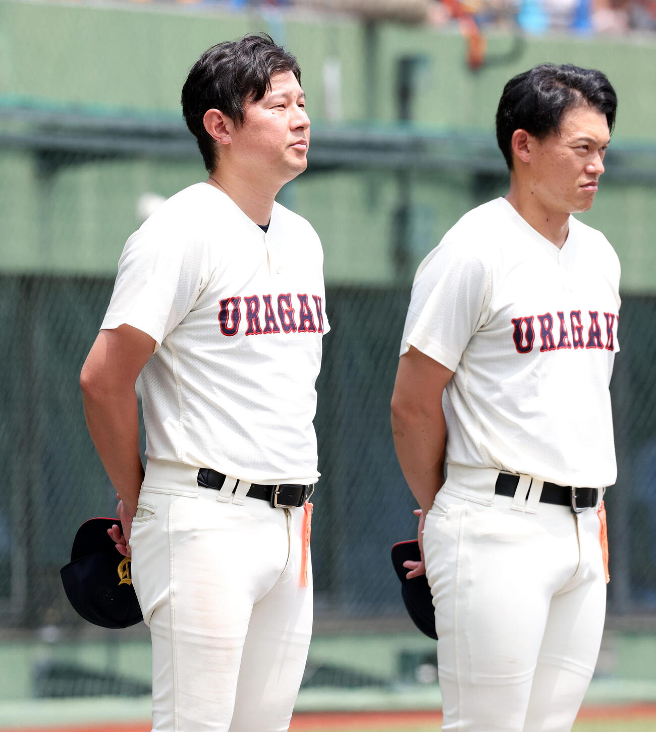 浦和学院対立教新座　決勝進出を決め校歌斉唱する浦和学院の森大監督（左」）（撮影・浅見桂子）