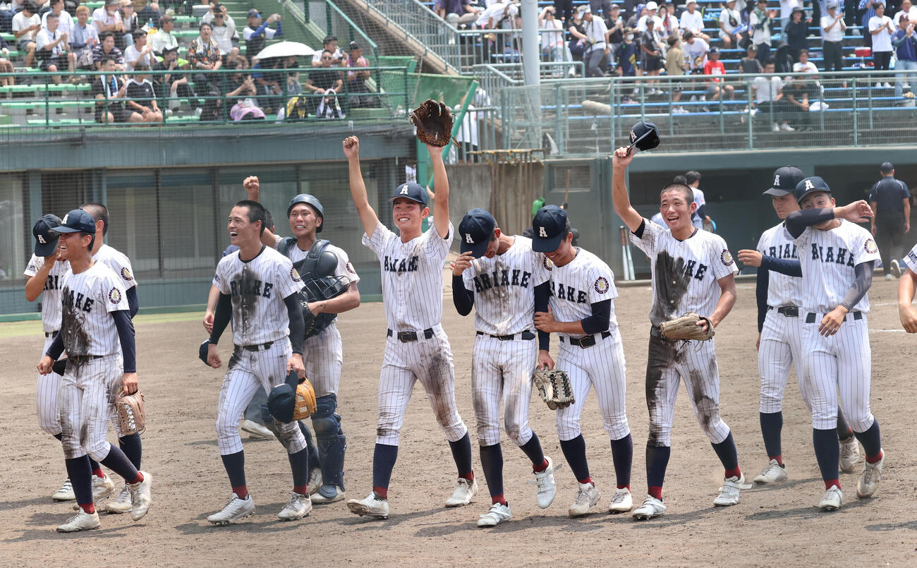 有明対東海大熊本星翔　初優勝を飾った有明ナインは歓喜の表情（撮影・梅根麻紀）